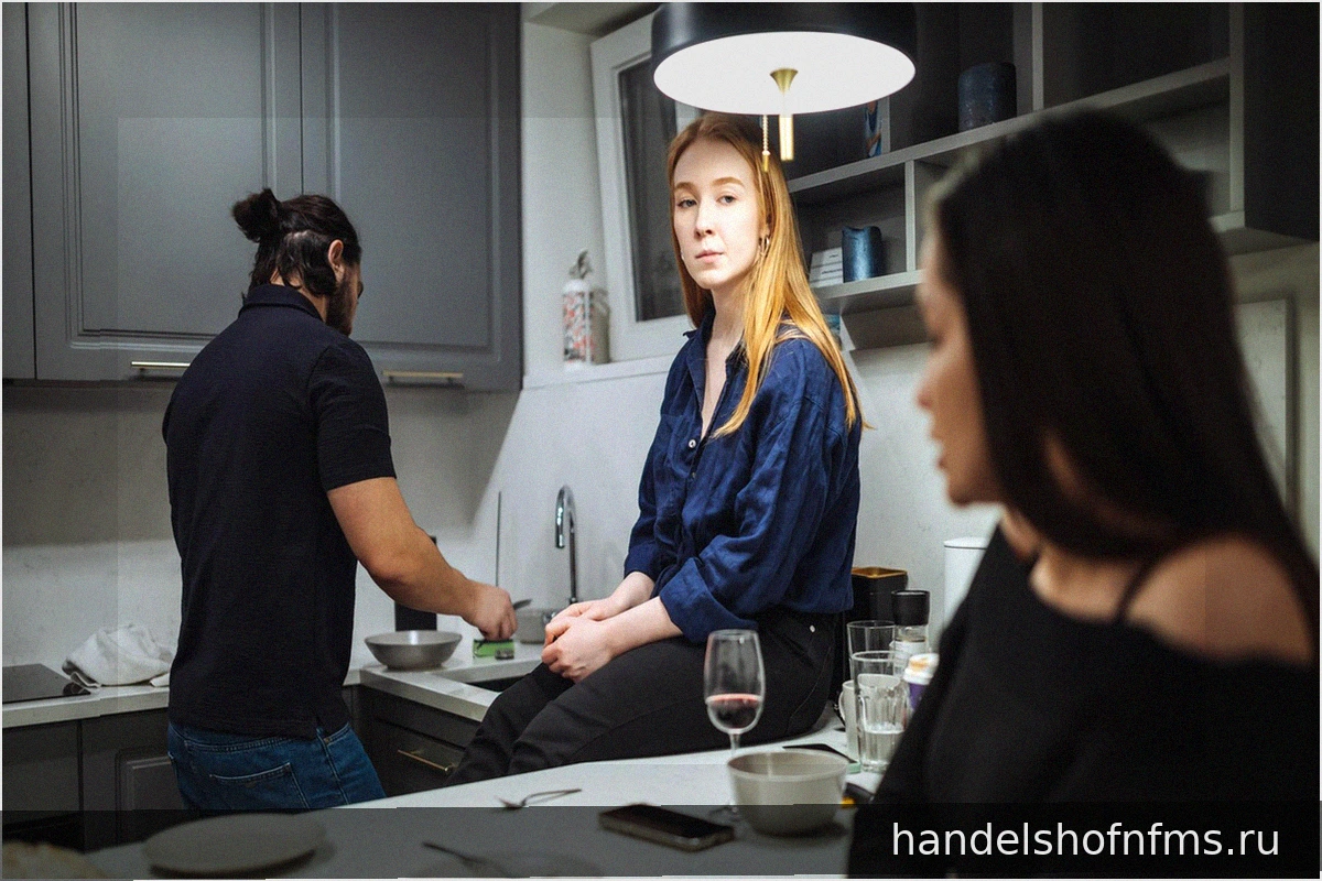 Близкий человек живет у вас и ни в чем не помогает: как быть?
