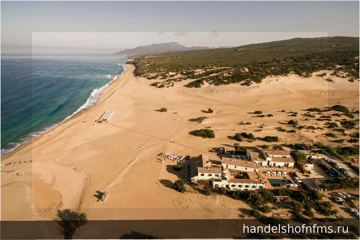 Sulla spiaggia più straordinaria della Sardegna si svolge ogni anno una residenza d’artista unica nel suo genere